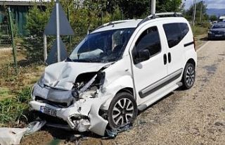 Bursa'da 2 otomobil kafa kafaya çarpıştı:...