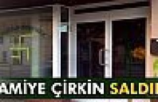 Almanya’da camiye çirkin saldırı