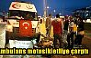 Ambulans motosikletliye çarptı