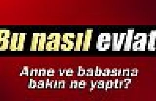 Annesini dövüp, babasını bıçakladı