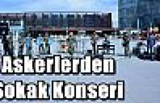 Askerlerden Sokak Konseri