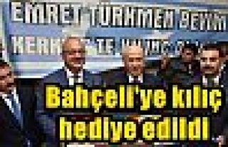 Bahçeli'ye kılıç hediye edildi