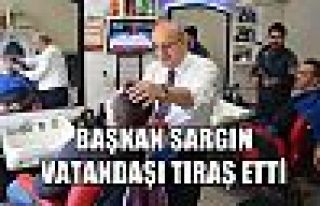 Başkan Sargın Vatandaşı Tıraş Etti