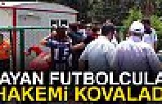 Bayan futbolcular hakemi kovaladı