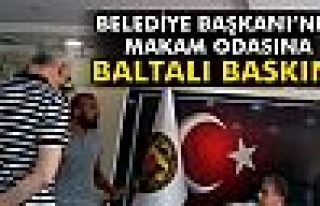 Belediye başkanına makamında baltalı tehdit