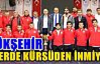 Büyükşehir minderde kürsüden inmiyor