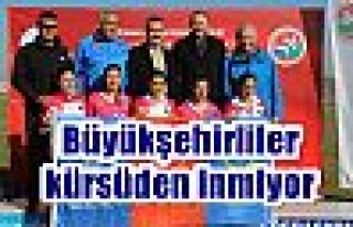 Büyükşehirliler kürsüden inmiyor