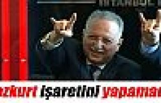 Ekmeleddin İhsanoğlu bozkurt işaretini yapamadı