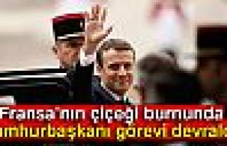 Emmanuel Macron Görevi Devraldı