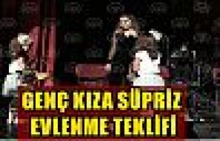 Genç kıza sürpriz evlenme teklifi