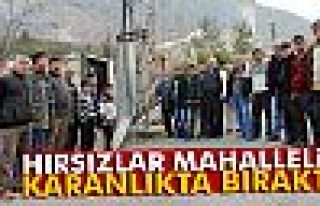 Hırsızlar mahalleyi karanlıkta bıraktı