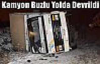 Kamyon Buzlu Yolda Devrildi