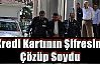 Kredi Kartının Şifresini Çözüp Soydu