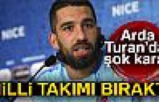 MİLLİ TAKIMI BIRAKTI!