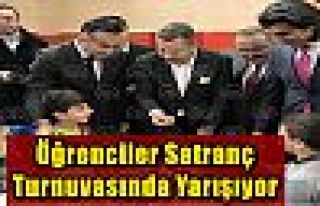 Öğrenciler satranç turnuvasında yarışıyor