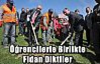 Öğrencilerle Birlikte Fidan Diktiler