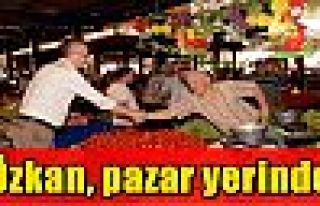 Özkan, pazar yerinde