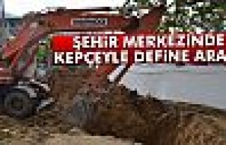 Şehir merkezinde kepçeyle define aradı