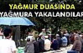 Şemsiyeli yağmur duası