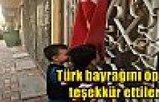 Türk bayrağını öpüp teşekkür ettiler!