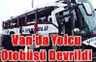 Van'da yolcu otobüsü devrildi